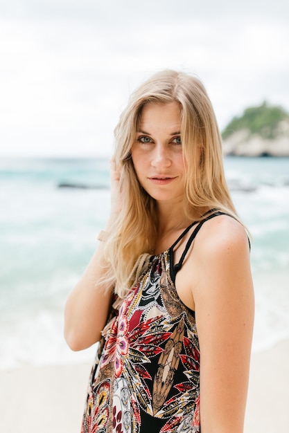 Foto retrato de uma mulher de pé na praia