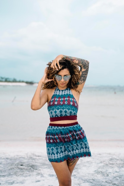 Foto retrato de uma mulher de pé na praia