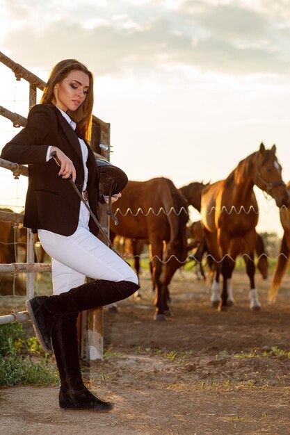 Foto retrato de uma mulher de pé no campo