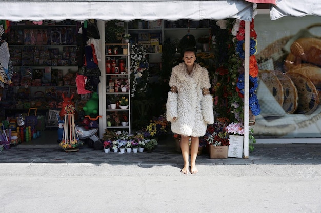 Retrato de uma mulher de pé no mercado