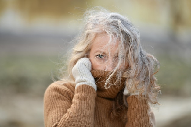 Retrato de uma mulher de sessenta anos com cabelos grisalhos