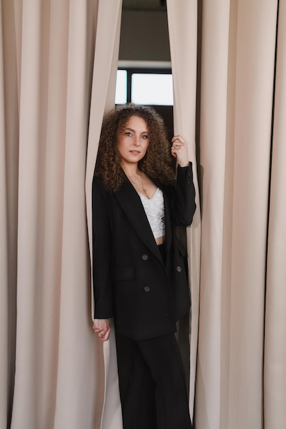 Retrato de uma mulher de terno preto em um estúdio fotográfico