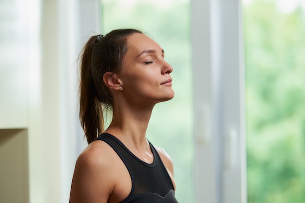 Foto retrato de uma mulher desportiva fazendo exercícios em casa