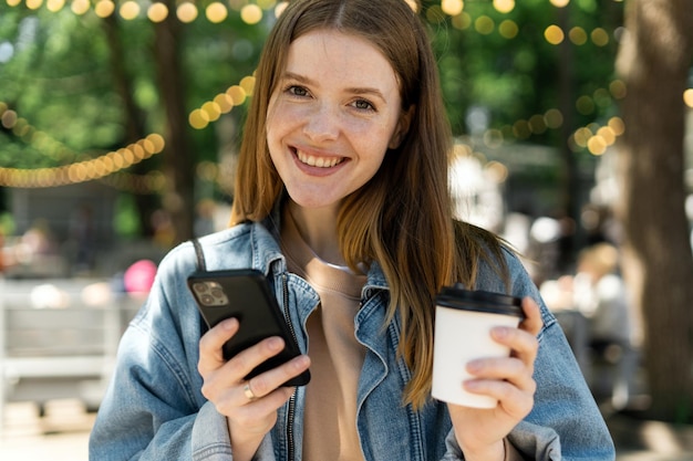 Retrato de uma mulher digitando uma mensagem em uma rede social O blogueiro usa o telefone