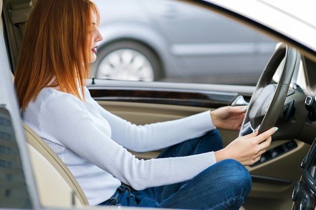 Retrato de uma mulher dirigindo seu carro