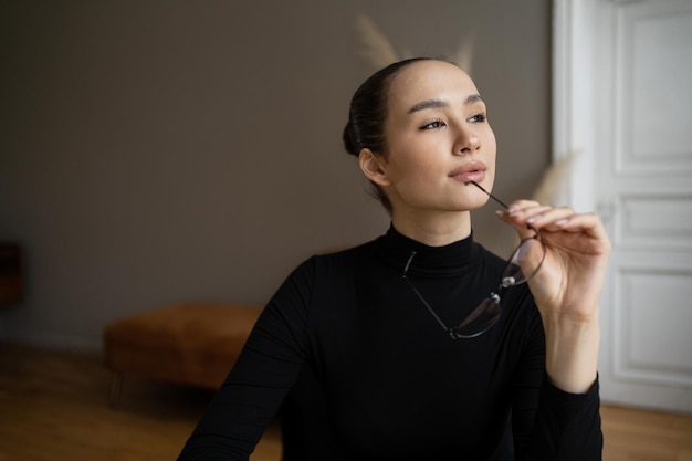 Retrato de uma mulher elegante em um espaço de coworking de escritório