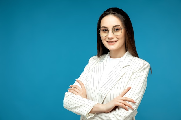 Retrato de uma mulher elegante, sorrindo com os braços cruzados