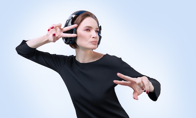 Foto retrato de uma mulher em fones de ouvido profissionais. fundo branco. conceito de dj. mídia mista