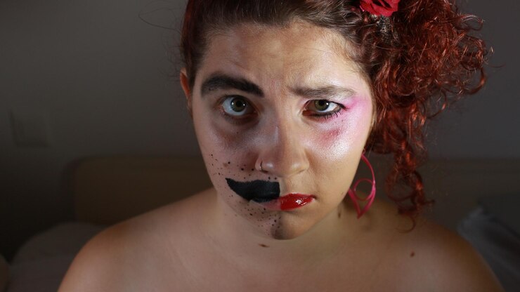 Foto retrato de uma mulher em topless com maquiagem bizarra