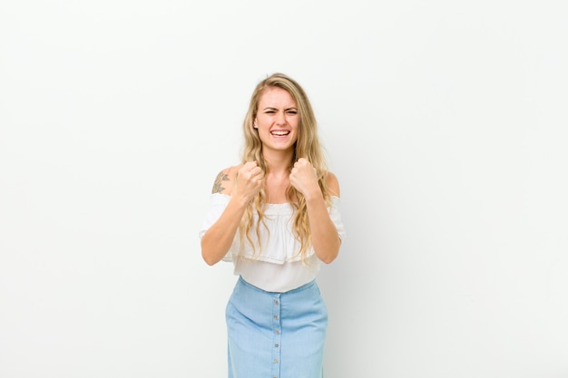 retrato de uma mulher em um fundo branco