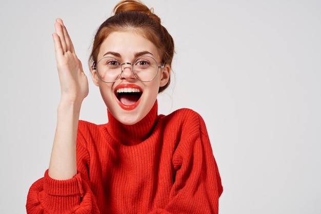 Retrato de uma mulher em um modelo divertido de estúdio de estilo de vida de suéter vermelho