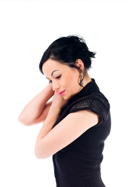 Foto retrato de uma mulher em um vestido preto sobre fundo vermelho