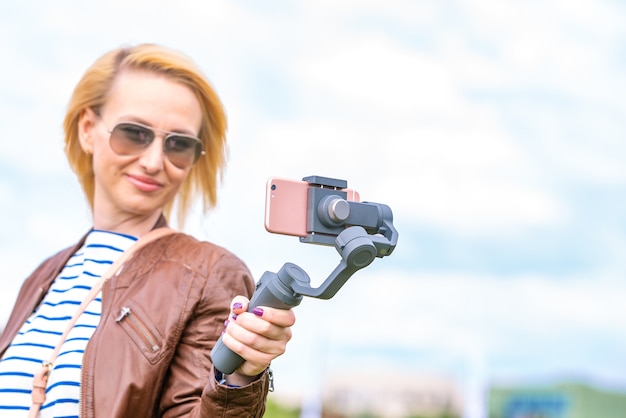 Retrato de uma mulher estilosa tirando uma selfie