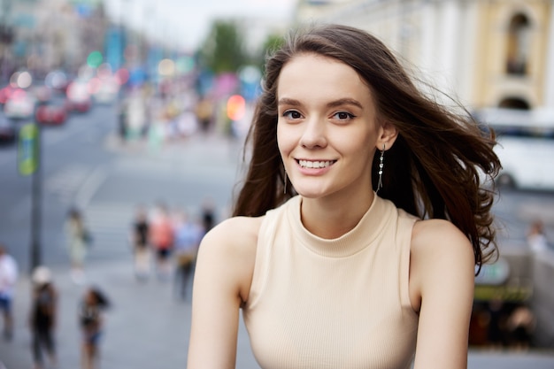 Retrato de uma mulher europeia feliz em uma rua movimentada