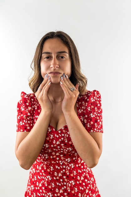 Foto retrato de uma mulher experimentando uma dor de dente dolorosa