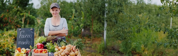 Foto retrato de uma mulher fazendeira vendendo legumes em um mercado de agricultores