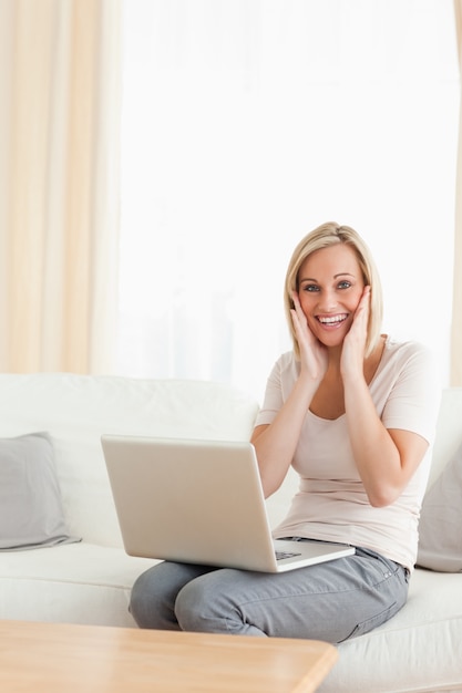 Retrato de uma mulher feliz com um laptop