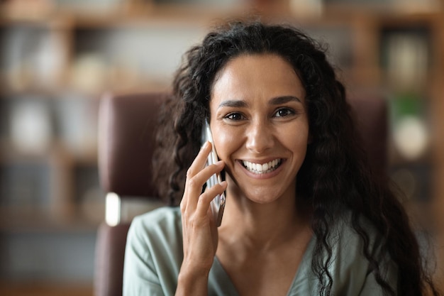 Retrato de uma mulher feliz conversando no telefone closeup