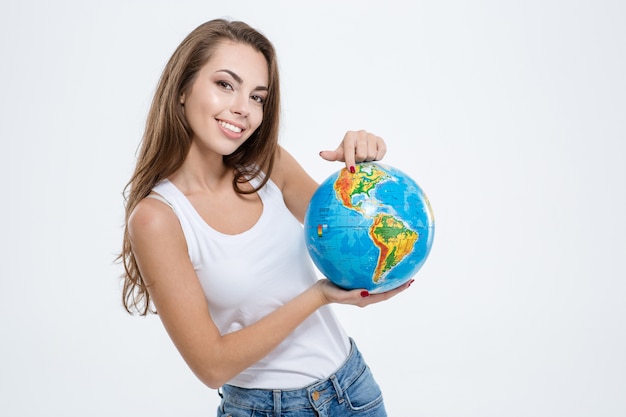 Retrato de uma mulher feliz e fofa segurando um globo isolado em um fundo branco