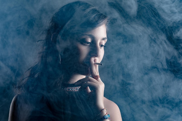 Foto retrato de uma mulher fumando um cigarro