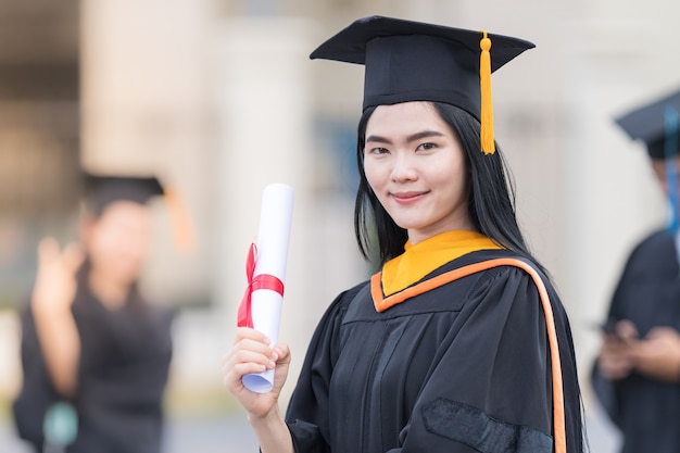 Retrato de uma mulher graduada recebe um certificado de diploma na cerimônia de formatura