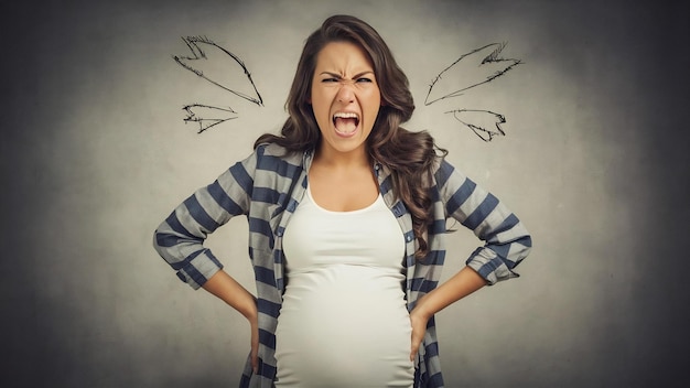 Retrato de uma mulher grávida irritada e irritada gritando