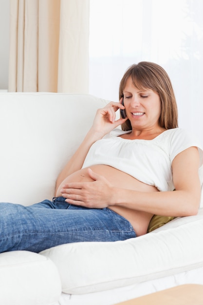 Retrato de uma mulher grávida telefonando