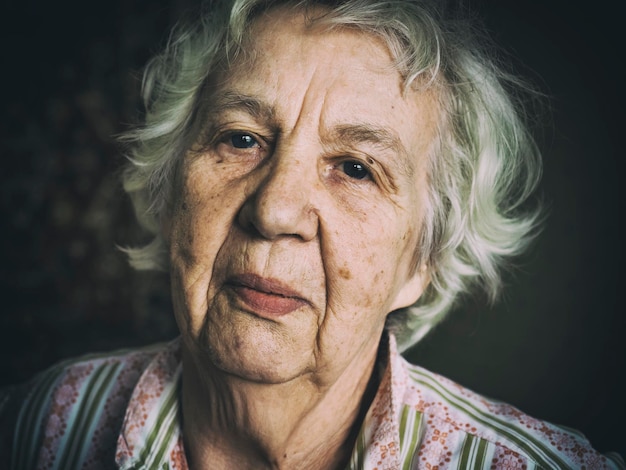 Retrato de uma mulher idosa em casa