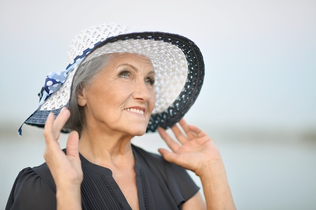 Retrato de uma mulher idosa em um parque de verão