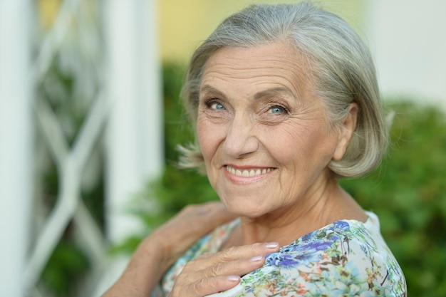 Retrato de uma mulher idosa em um parque de verão