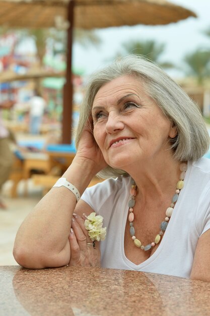 Retrato de uma mulher idosa feliz em resort tropical