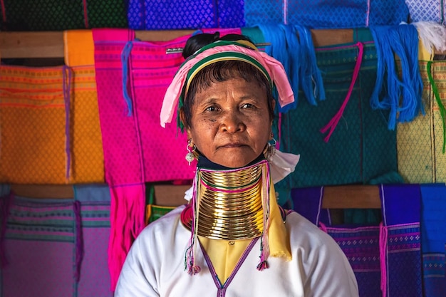 Retrato de uma mulher idosa Padaung com anéis de metal em volta do pescoço.