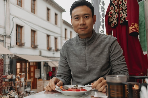 Foto retrato de uma mulher idosa sentada em um restaurante