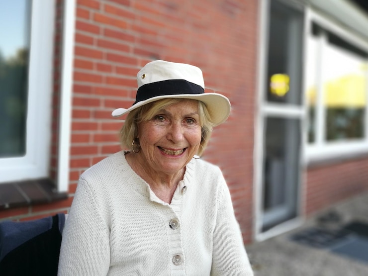 Foto retrato de uma mulher idosa sorridente