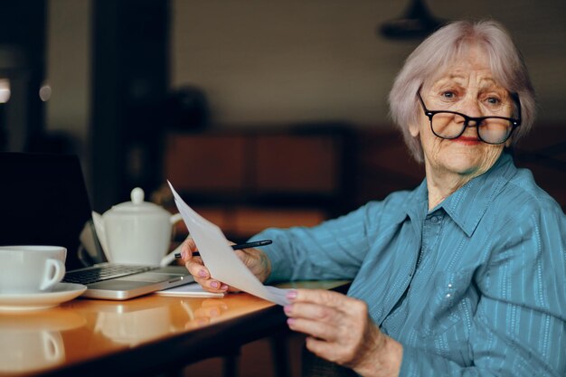 Retrato de uma mulher idosa trabalhando em um café