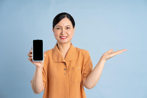 Retrato de uma mulher idosa usando um smartphone