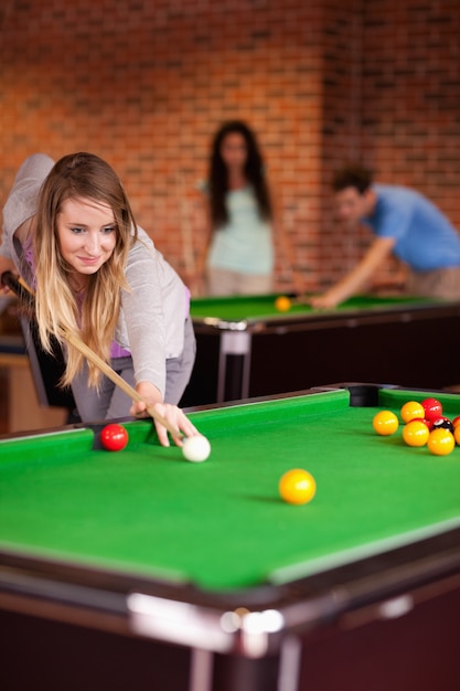 Retrato de uma mulher jogando snooker