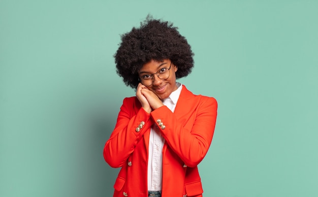 Retrato de uma mulher jovem e bonita negra adorável