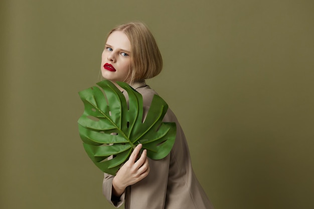 Retrato de uma mulher, lábios vermelhos, folha de palmeira, charme, moda, fundo isolado