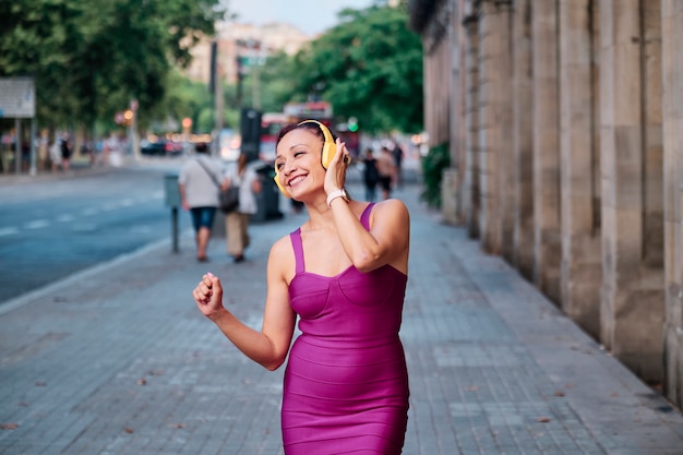 Retrato de uma mulher latina no conceito de moda da cidade