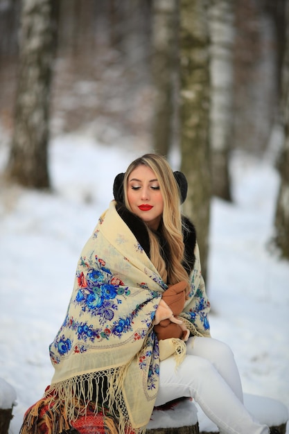 Retrato de uma mulher loira com um lenço branco nos ombros no inverno em dezembro