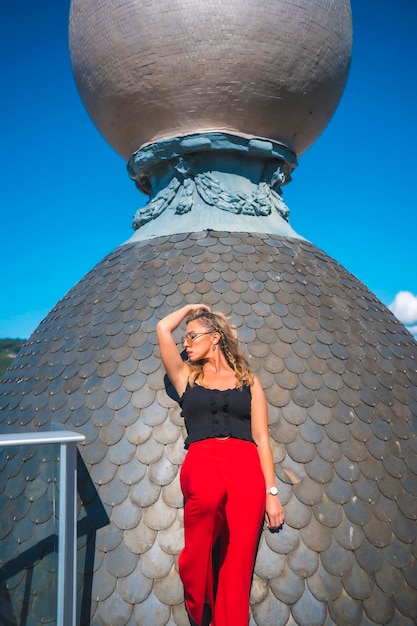 Retrato de uma mulher loira passando suas férias em um hotel de luxo em um terraço