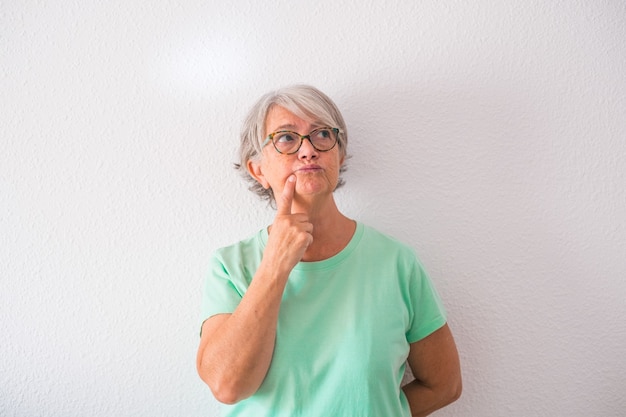 Retrato de uma mulher madura e idosa pensando e procurando ótimas e boas ideias em casa