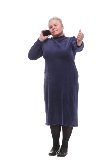 Retrato de uma mulher madura falando ao telefone