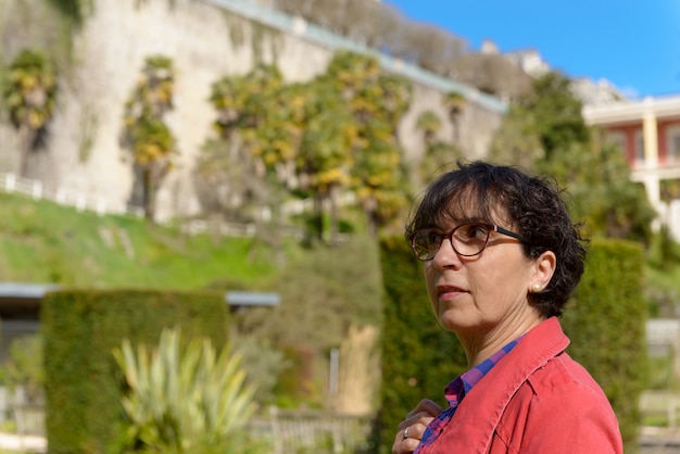 Retrato de uma mulher madura no parque