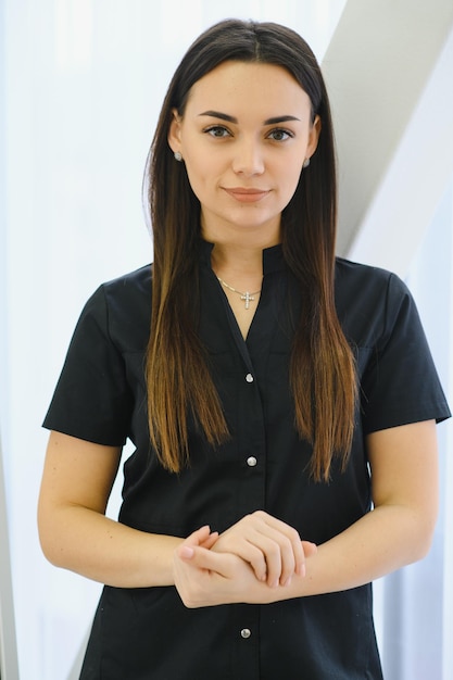 Foto retrato de uma mulher morena sorridente