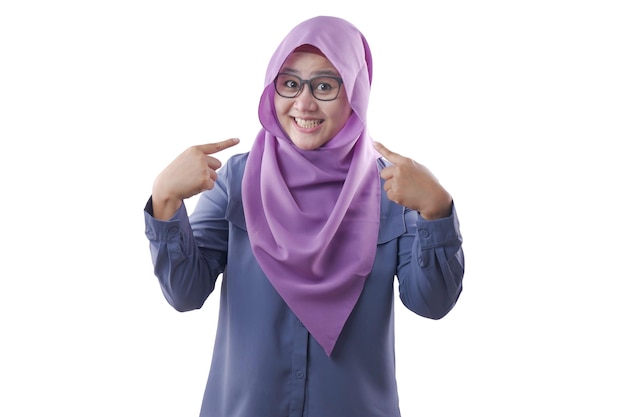 Retrato de uma mulher muçulmana confiante vestindo hijab sorrindo e apontando para si mesma isolada em branco