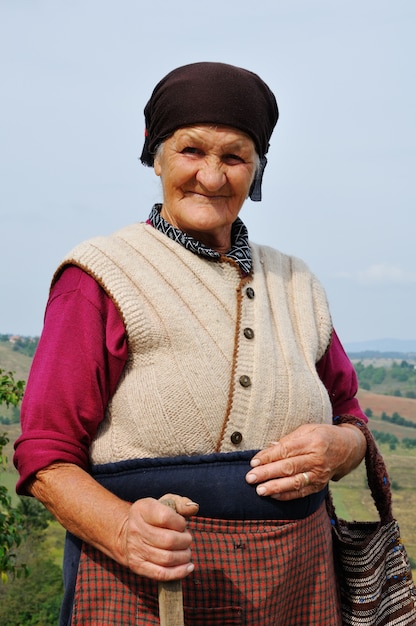 Retrato de uma mulher muito velha ao ar livre