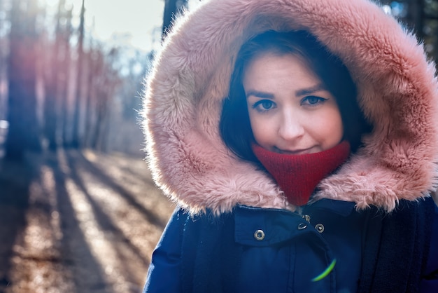 Retrato de uma mulher na floresta no final do inverno