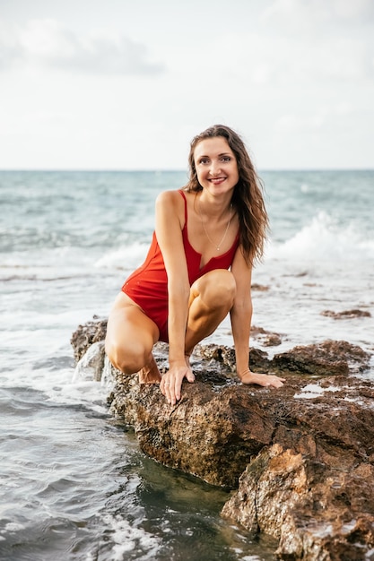 Retrato de uma mulher na unidade do oceano da praia com o estilo de vida saudável da natureza